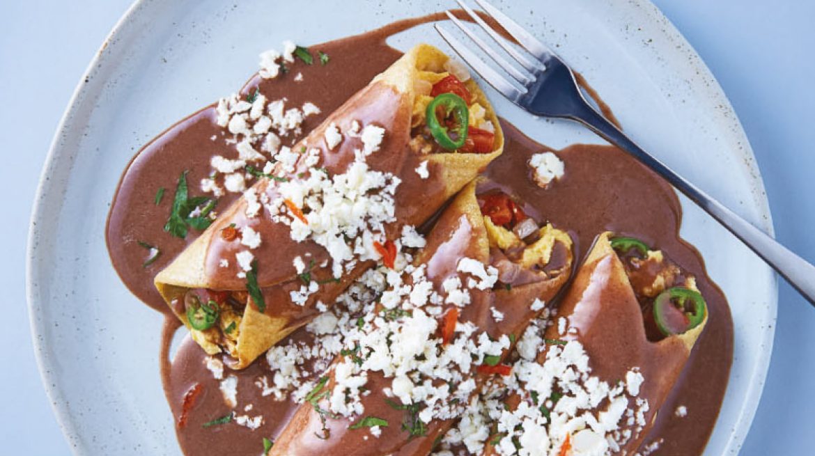 Enfrijoladas con huevo y chorizo