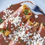 Enfrijoladas con huevo y chorizo