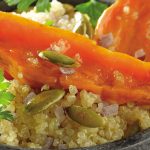 Ensalada tibia de camote rostizado y quinoa