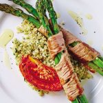 Espárragos con carne sobre quinoa