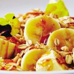 Plátanos con caramelo salado y granola