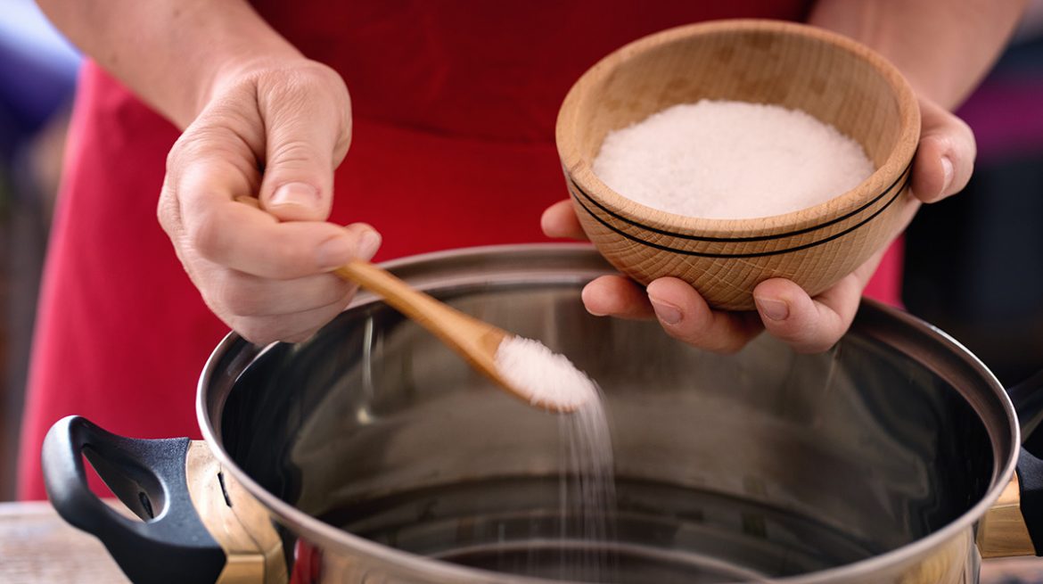 Quitarle lo salado a la comida