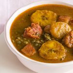 Sopa de lentejas con chorizo y plátano frito