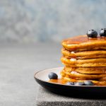 Hot cakes de avena con blueberries