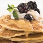 Hot cakes con puré de guayaba y cottage