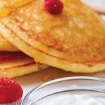Hot cakes con yogur y frambuesa