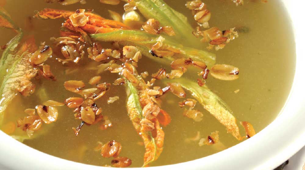 Sopa de avena y flor de calabaza
