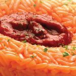 Corona de arroz rojo con salsa de guajillo