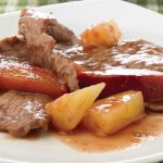 Delicioso bistec con ciruela y piña