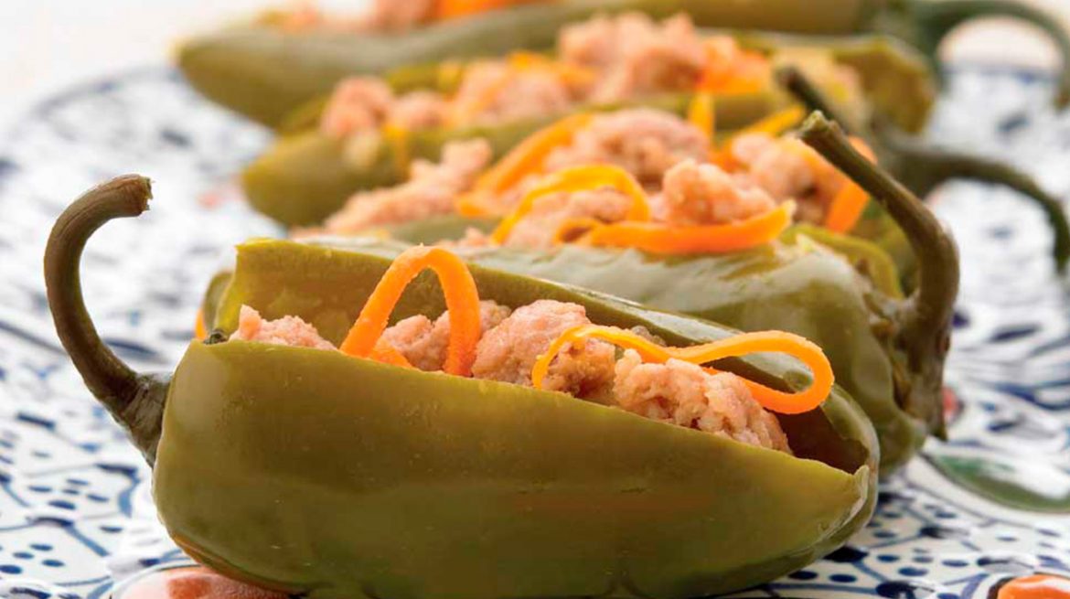 Chilees cuaresmeños con picadillo