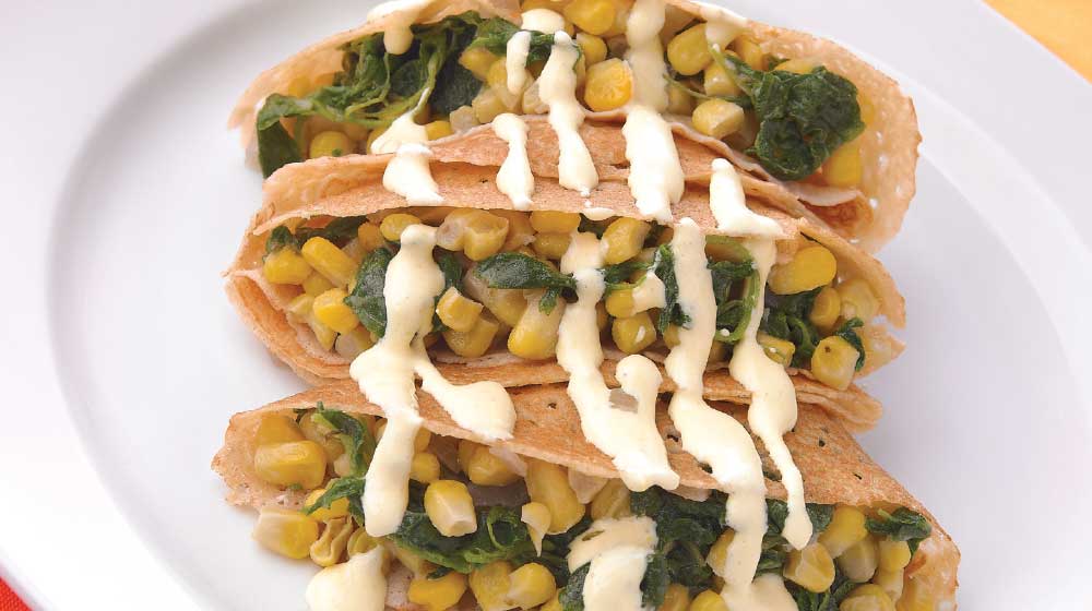 Crepas de quintoniles con salsa de elote