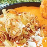 Dip de queso de cabra con pimiento y poro frito