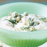 Dip de queso roquefort con varitas de apio