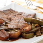 Nopales y bistec en pasilla