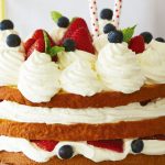 Pastel de vainilla con fresas y crema batida