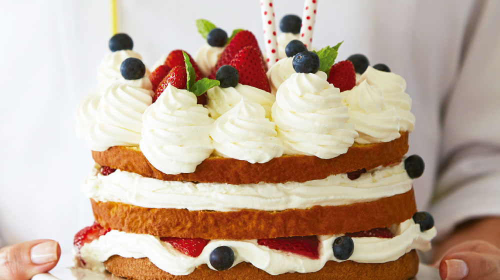 Pastel De Vainilla Con Fresas Y Crema Batida Cocina Facil