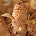 Delicioso bistec encebollado para la hora de la comida