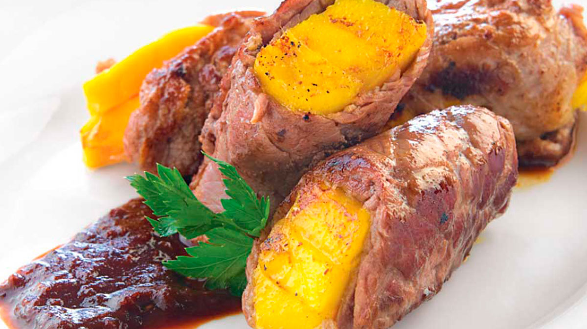 Rollos De Bistec Con Mango En Salsa De Chile Ancho