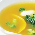 Sopa de curry con mango y brócoli