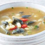 Deliciosa sopa de elote con huitlacoche ¡hecha con ingredientes veganos!