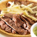 Tacos de bistec con queso