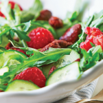 Ensalada con frambuesas y almendras cubierta de cacao