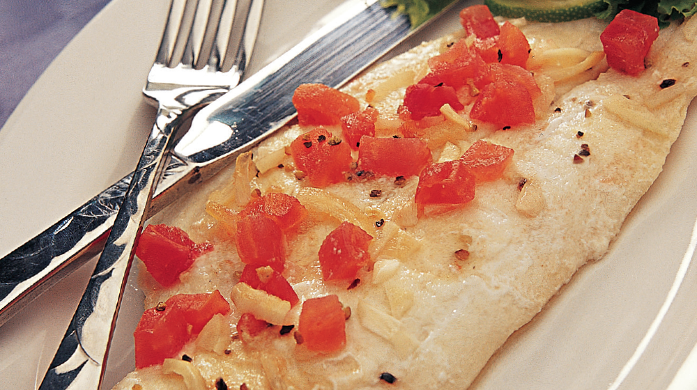 Filete de pescado en salsa de jitomate a la albahaca