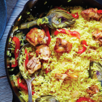 Deliciosa paella de pollo y alcachofa
