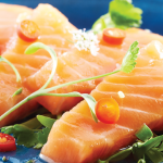 Exquisito sashimi de salmón con aderezo de chile