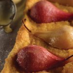 Tarta de pera al vino blanco y tinto con crema de almendras