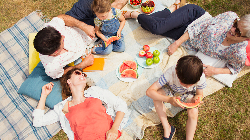 Beneficios de comer al aire libre para tu salud