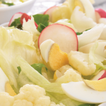 Ensalada de queso cottage y espinacas baja en calorías