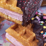 Postre de waffles con helado