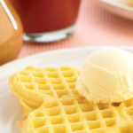 Mini waffles con salsas dulces para el desayuno de tu hijo