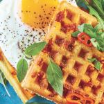 Waffle relleno con huevo, chile serrano y albahaca
