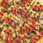 Waffles belgas con jitomate y espinaca