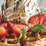 Waffles receta con chocolate y fresas