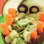 Divertido aguacate cocodrilo con verduras