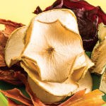 Ofrece a tu hijo estas saludables chips de verduras y frutas deshidratadas, perfectas para disfrutar después de la comida.