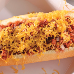 Delicioso e irresistible hot dog con chili