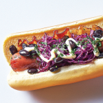 Hot dog con frijoles y col morada