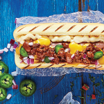 Hot dog gigante de carne con chile