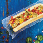 Hot dog con jalapeño empanizado y queso Cheddar
