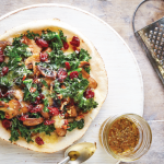 Pizza de kale, hongos y arándanos