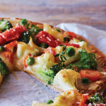 Pizza de pan árabe con jitomates y verduras