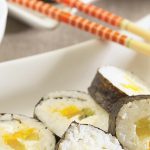 sushi frutal con salsa de tamarindo