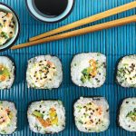sushi roll de vegetales con queso