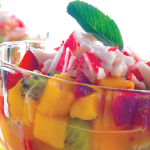 Exquisito cóctel de surimi con frutas