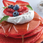 Hot cakes de red velvet y frutos rojos