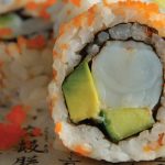 rollo de sushi relleno de camarón con masago